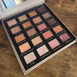 Iconic London Day to Slay 20 Shades Eyeshadow Palette